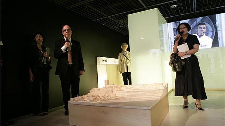 Presentación de la maqueta del edificio del Consejo Consultivo, en una galería de Japón.