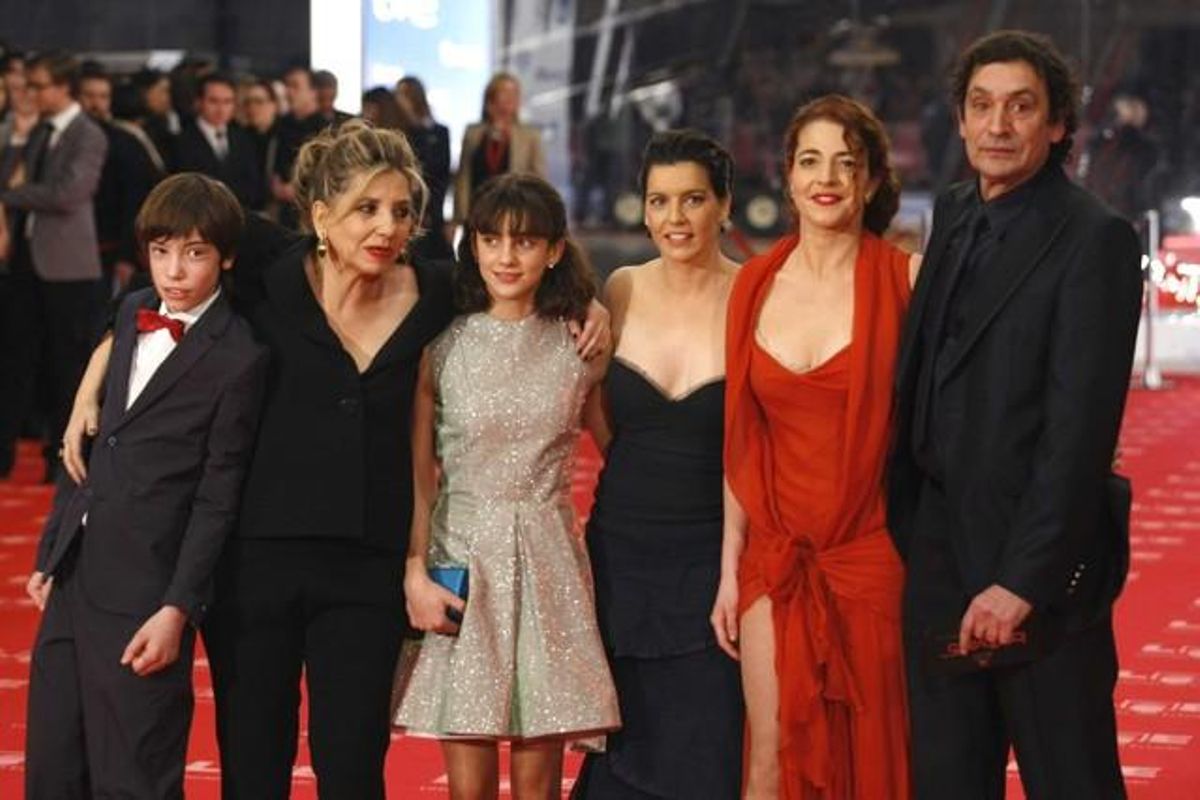 El director Agustí Villaronga, amb alguns dels actors de la pel·lículaPa negre.