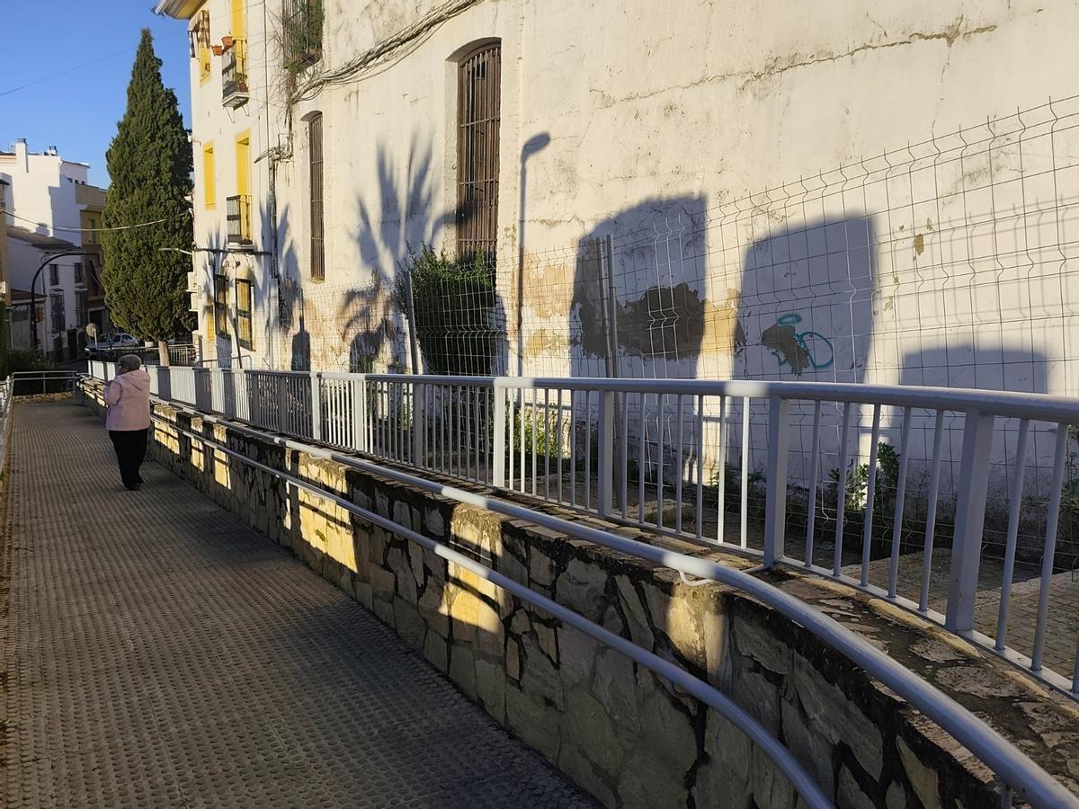 Estado del inmueble, rodeado de vallas para proteger a los viandantes.