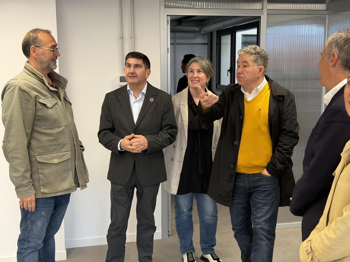 Un momento de la visita de Pedro Blanco y el alcalde a las instalaciones del nuevo centro de creatividad.