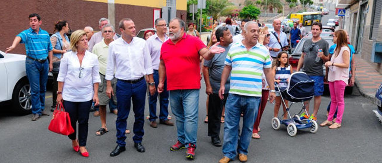 Los vecinos residentes exponen sus reclamaciones.