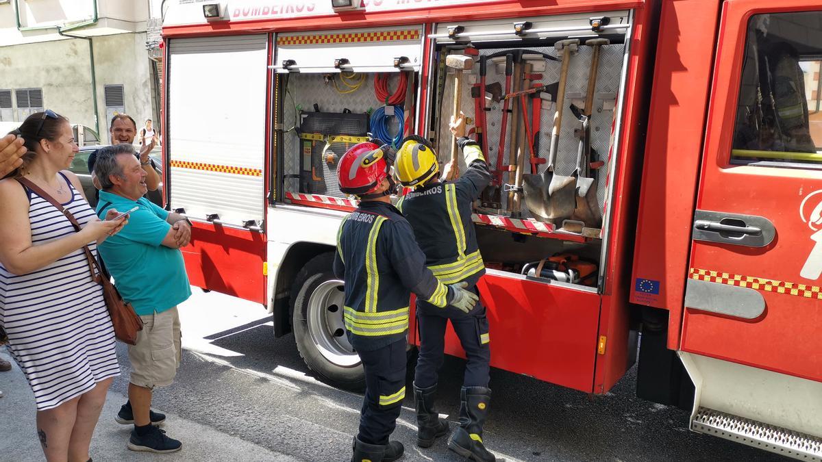 Los Bombeiros do Morrazo se encargaron de forzar la puerta de entrada al piso.