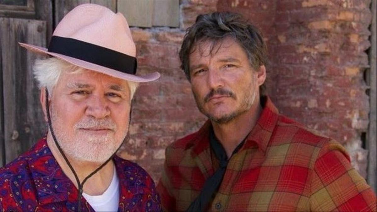 Así es el tráiler oficial de lo último de Almodóvar, ’Extraña forma de vida’. En la foto, Almodóvar y Pedro Pascal durante el rodaje en Almería.