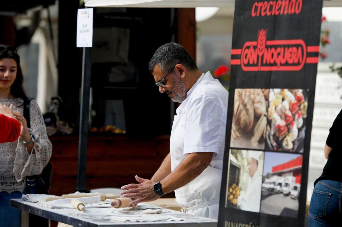 Jordi Riera, en el taller de elaboración de ‘galleta forta’. | TE.