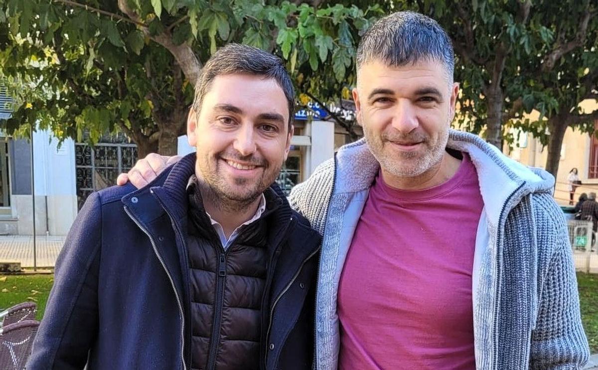 L'escriptor castellonenc Eloy Moreno, amb el regidor de Cultura d'Almassora, Vicente Blay Casino, serà un dels grans atractius de la Fira del Llibre.