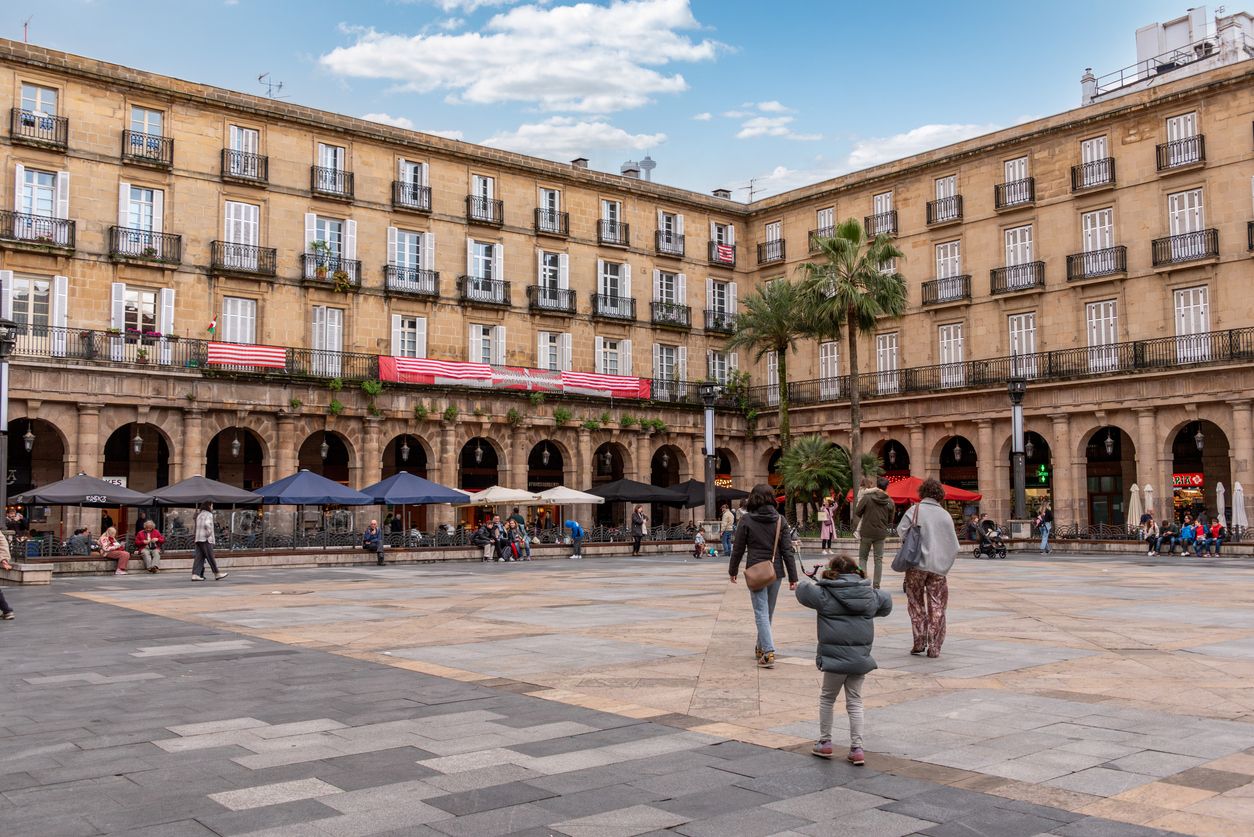 La Plaza Nueva es el lugar donde vecinos y visitantes se encuentran para disfrutar de una buena comida