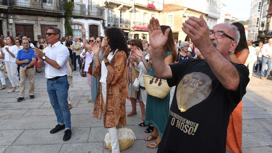 Betanzos celebra un tenso pleno con protesta al pie del Ayuntamiento: “¡Queremos globo!”