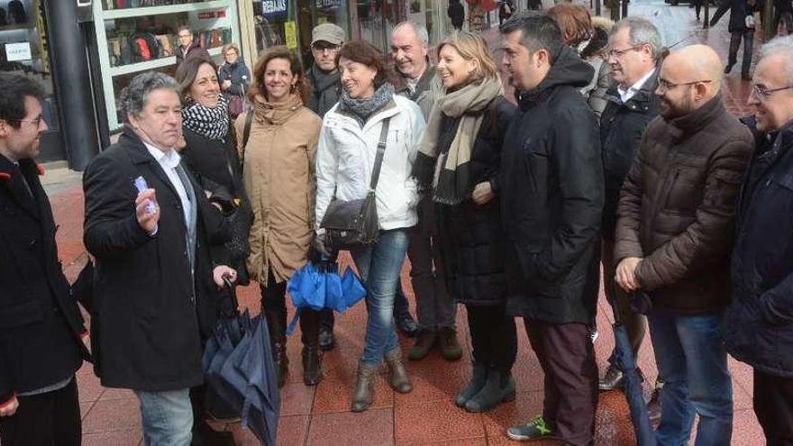 El alcalde de Pontevedra, Miguel Lores, acompañó a los políticos catalanes en su visita por el centro de la ciudad. // Rafa Vázquez