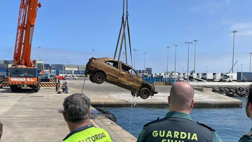 La Guardia Civil recupera un vehículo hundido en el Puerto de Las Palmas