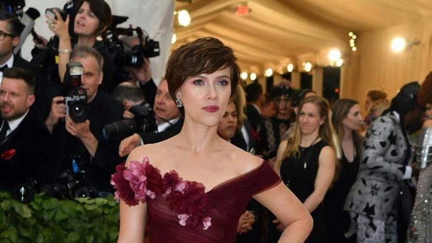 Scarlett Johansson responde a las críticas por su vestido en la Gala Met