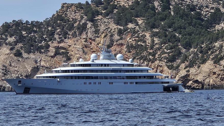 Die Mega-Yacht Golden Odyssey liegt momentan vor der Küste Mallorcas.