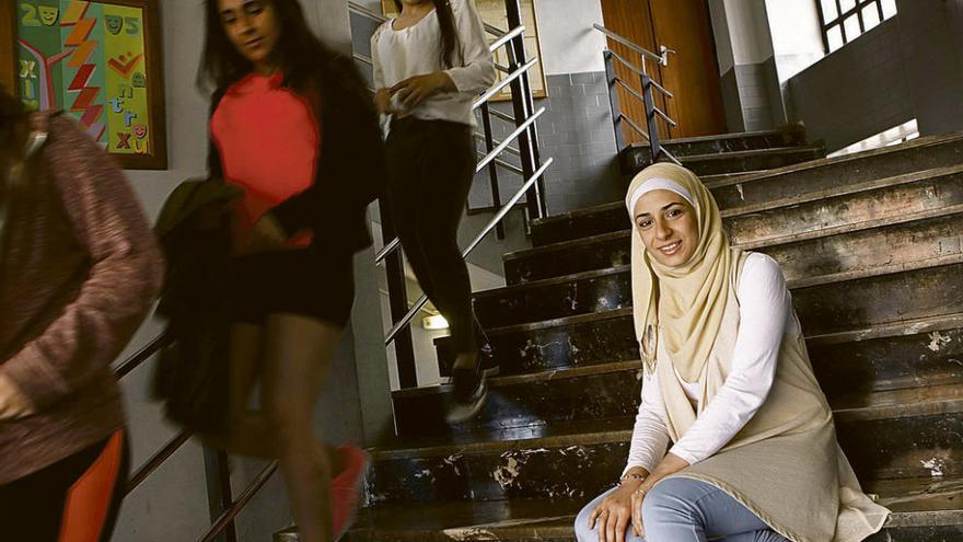 Zina Sabbagh, en las escaleras del Instituto Doña Jimena, en Gijón.