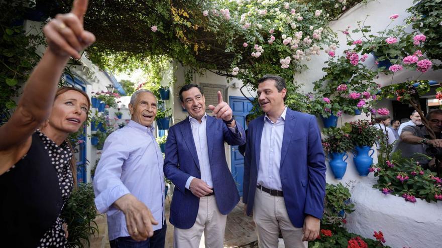 El presidente andaluz y el alcalde de Córdoba, en uno típico patio cordobés.