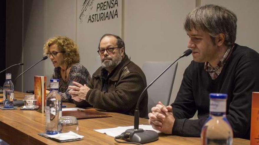 De izquierda a derecha, Carmen Escobedo, José Luis Caramés y Carlos Menéndez.