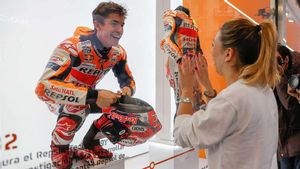 exposicion monos 50 aniversario repsol motogp marc marquez en modo maniqui viviente en un escaparate del centro de madrid