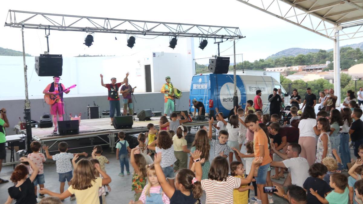 El cantautor Dani Miquel hizo cantar y bailar a los más pequeños y sus familias.