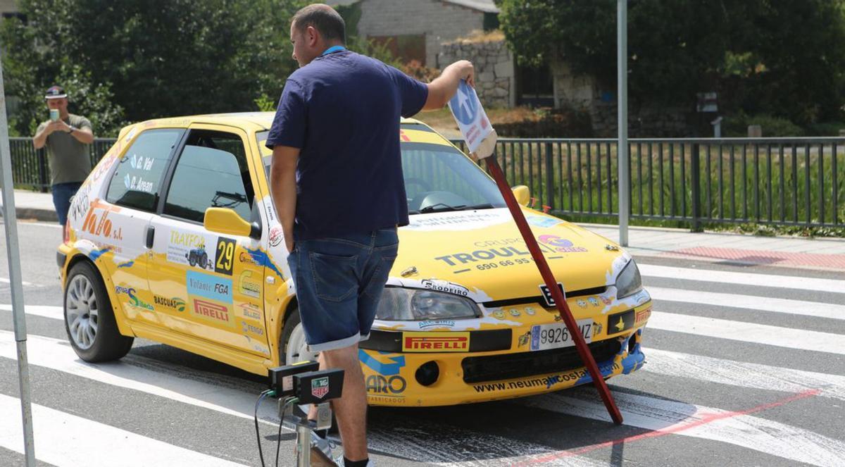 El piloto local, Gonzalo Val, preparado para la salida. |  Bernabé/Ángel Abeledo