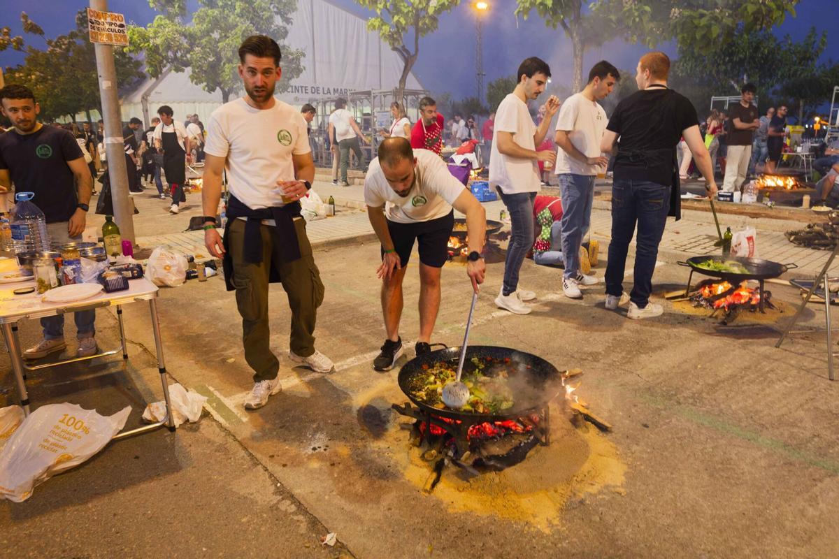 Vila-real viu una multitudinària nit d’empedrats en ple equador de les festes patronals