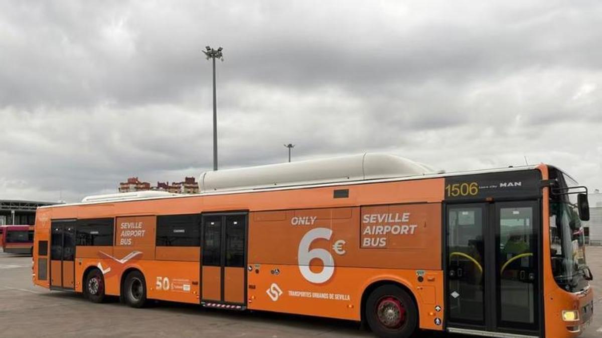 Nueva imagen en los autobuses de la línea EA, con el clásico color naranja de la flota de Tussam durante casi 20 años.