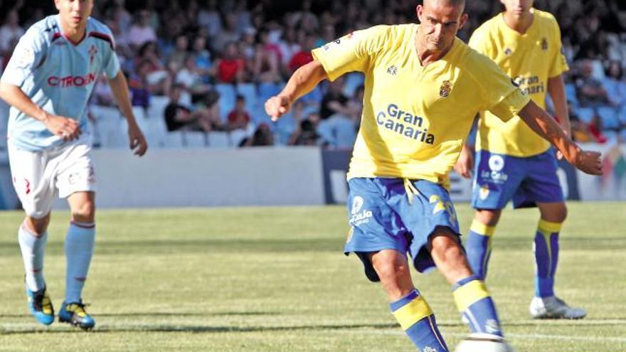 Miguel García ejecuta el penalti que pararía Falcón. Detrás, Jorge Larena.