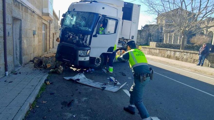 Imagen de la Guardia Civil actuando tras el siniestro.   | // CEDIDA