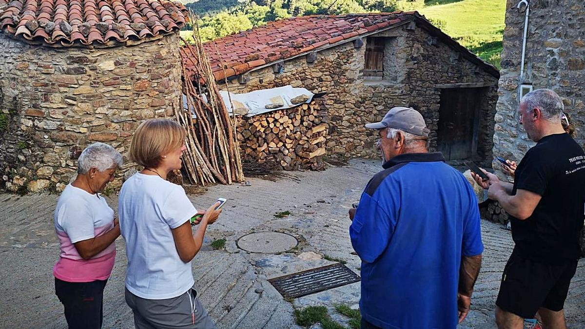 Cinc veïns de Cava consulten els seus telèfons durant una reunió | ARXIU PARTICULAR