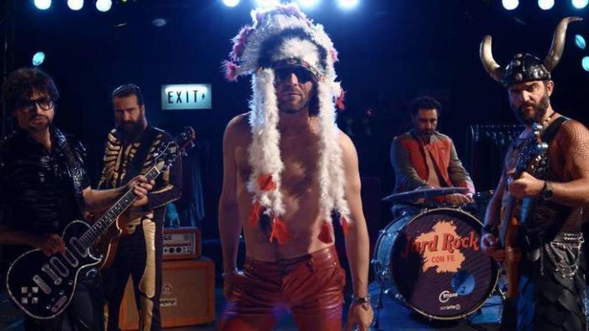 O cantante de Heredeiros da Crus, Javier Maneiro, disfrazado de indio co resto da banda.