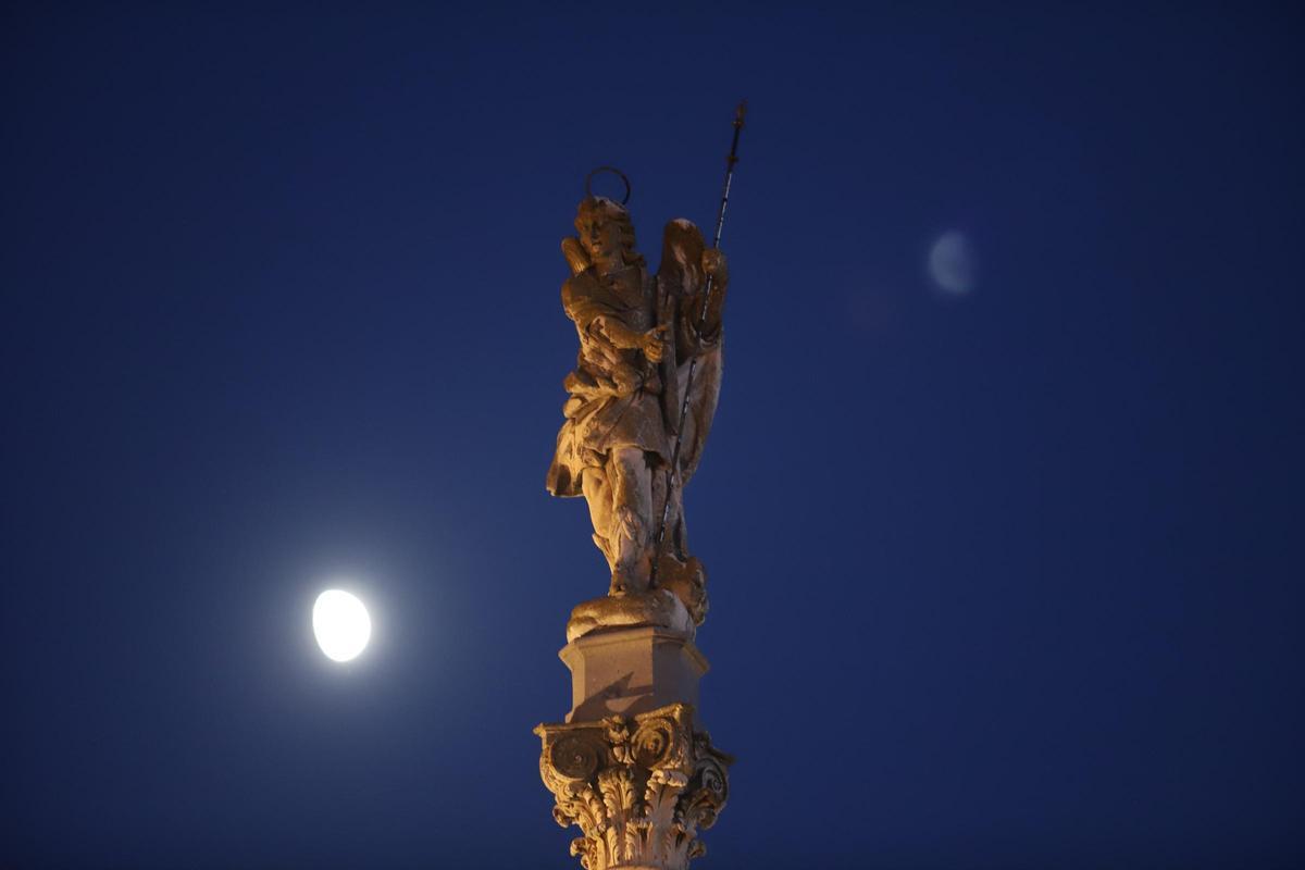 La luna ilumina el triunfo de San Rafael de la Puerta del Puente.