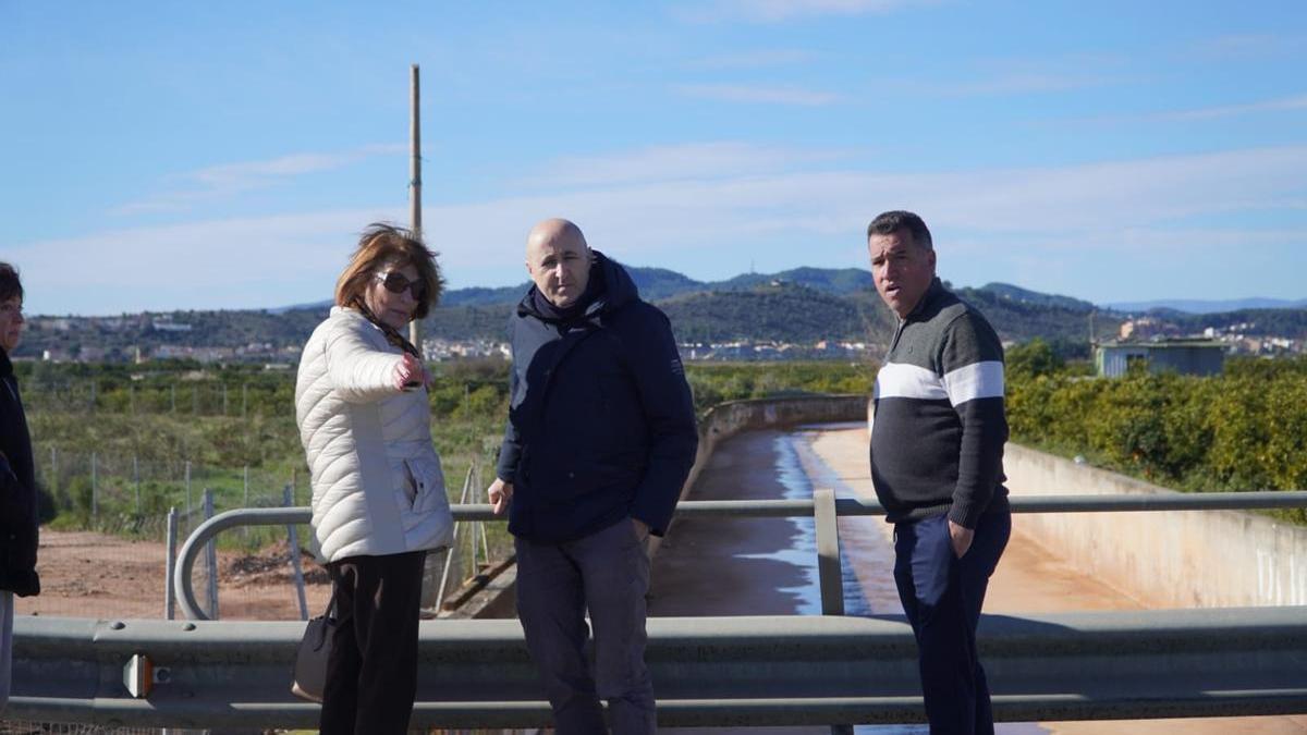 La alcaldesa de Rafelguaraf, Rafaela Aliaga, con el presidente de la CHJ, durante la visita de este miércoles.