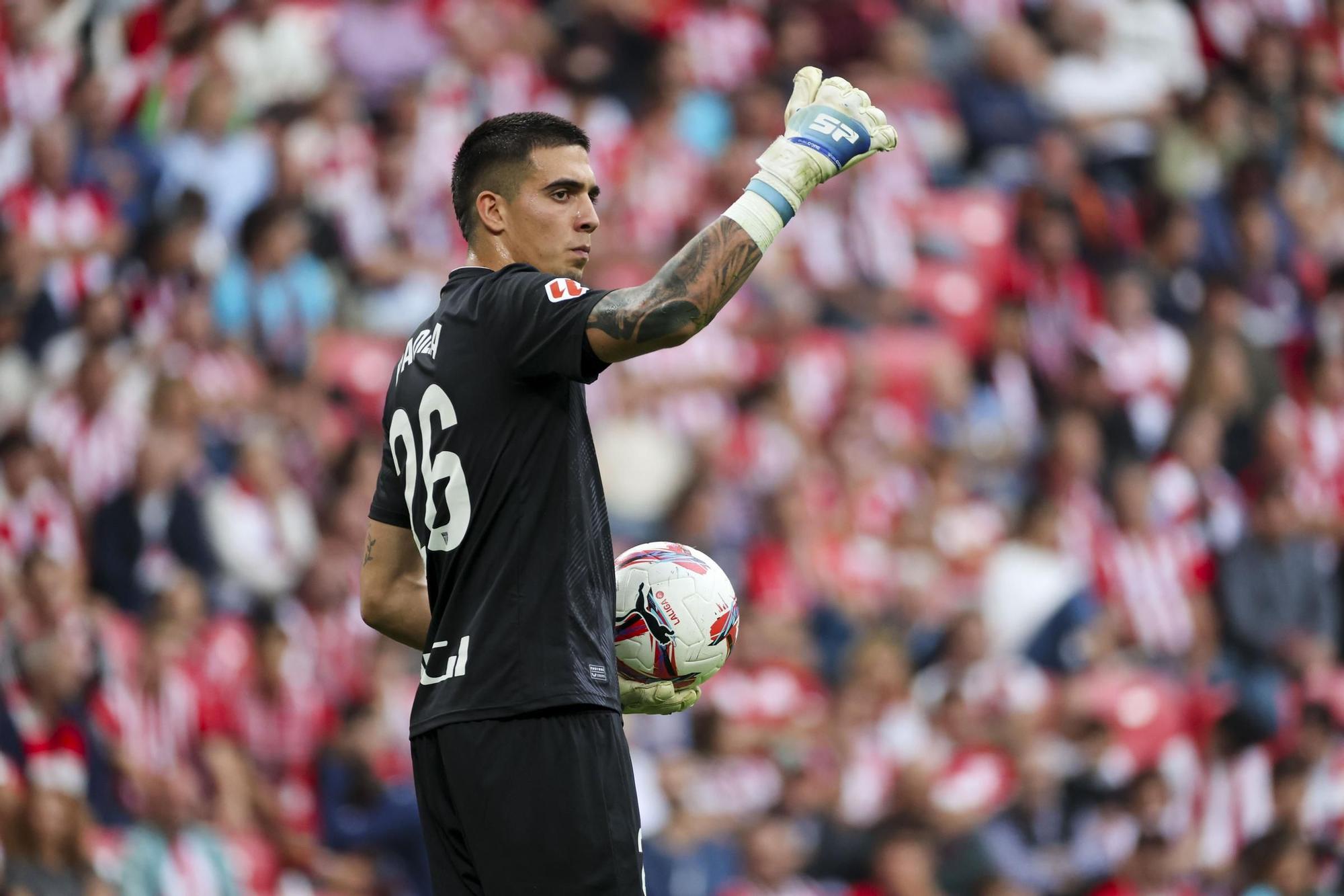 BILBAO, 22/09/2024.- El portero mexicano del Athletic Club, Álex Padilla, durante su partido de la jornada 6 de LaLiga contra el Celta de Vigo en el estadio de San Mamés en Bilbao este domingo. EFE/ Luis Tejido