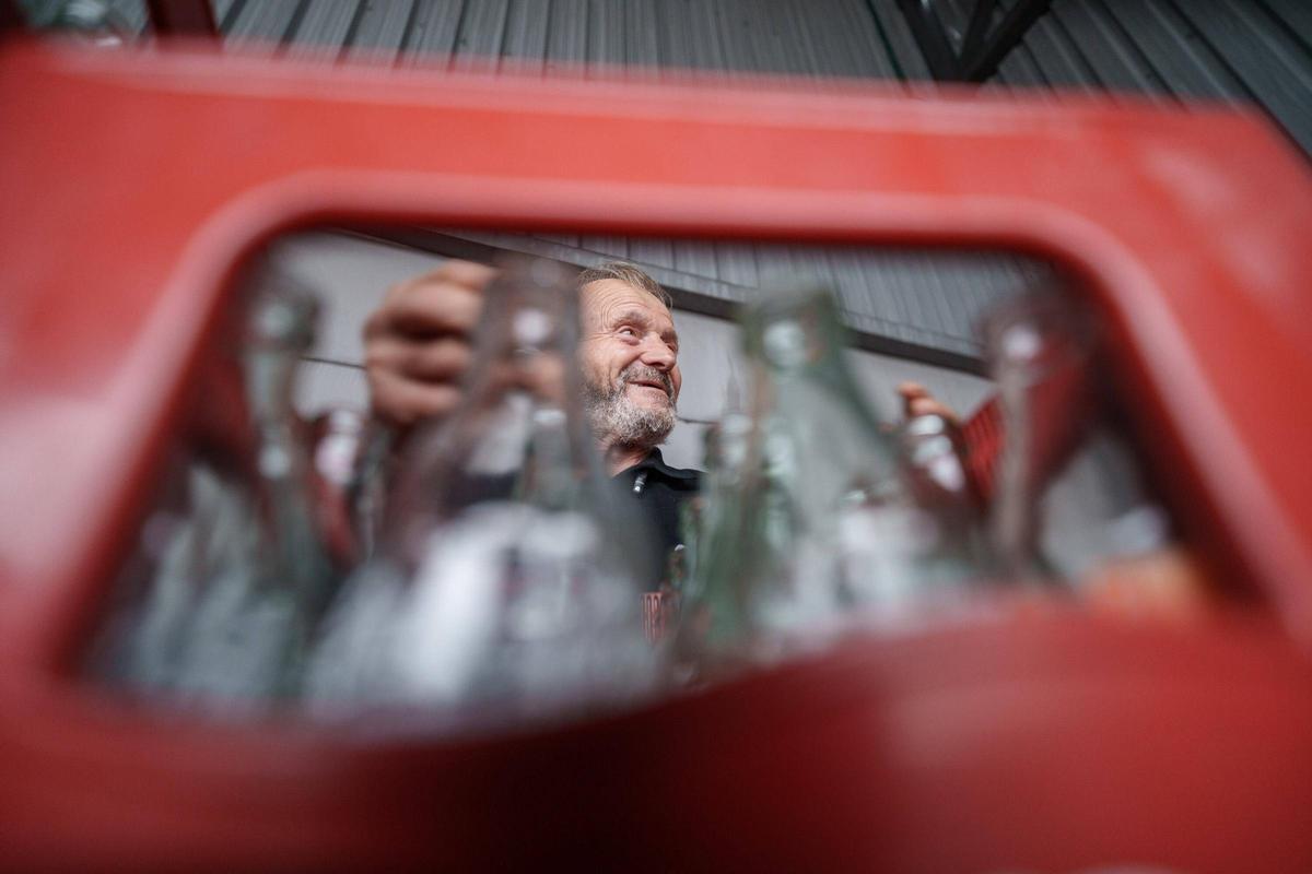Quique, en el polígono industrial El Prado de Mérida, durante una jornada de clasificación de botellines