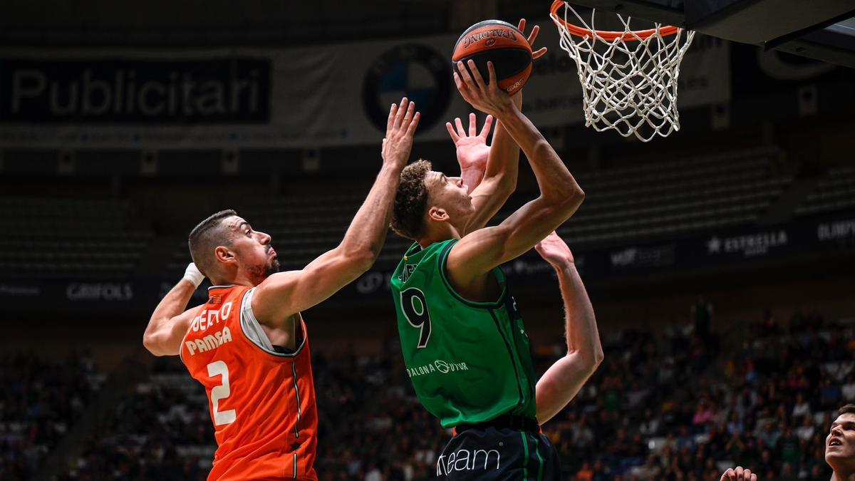 El joven pívot portugués, Ruben Prey aportó siete puntos en 25 minutos de juego