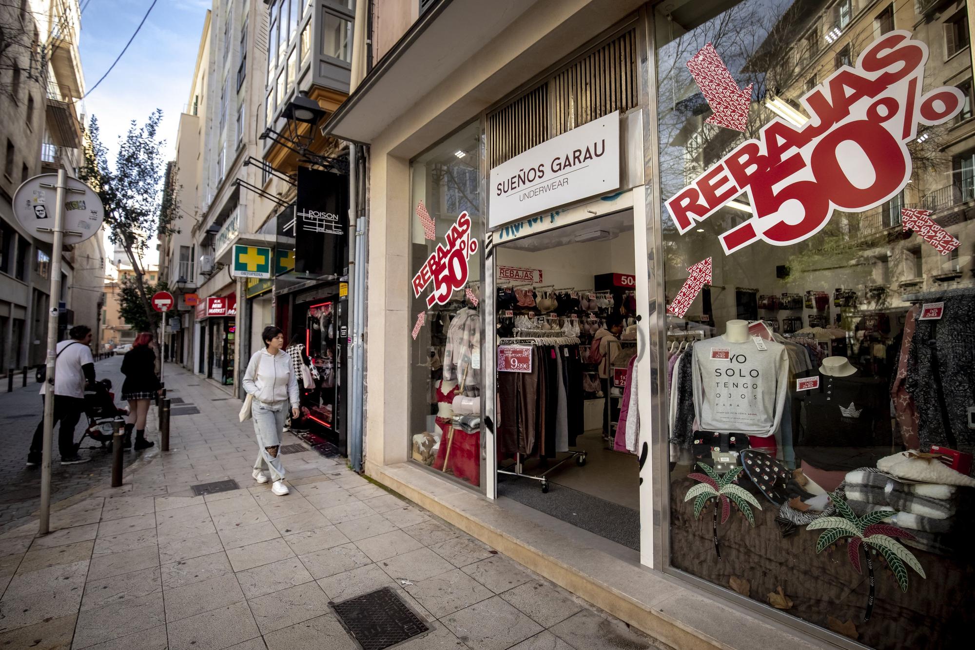 El pequeño comercio de Mallorca avanza el inicio de las rebajas