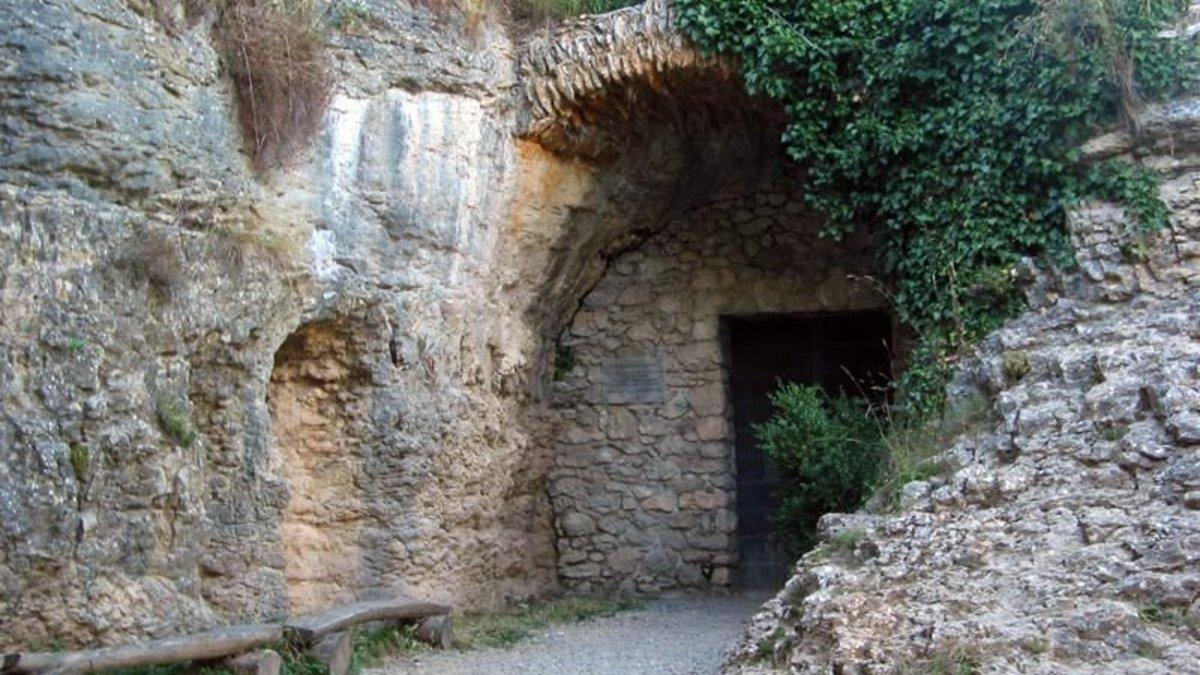 Entrada a la cueva del Parque Prehistórico de las Cuevas del Toll, en Moià