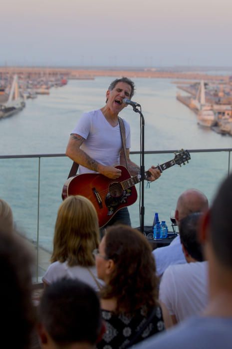 Concierto de Mikel Erentxun en la terraza del Veles i Vents