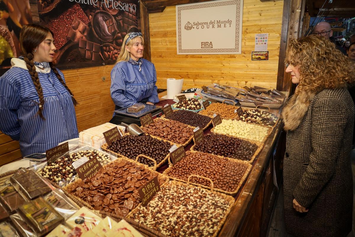 La alcaldesa Folgado visita uno de los puestos chocolateros.