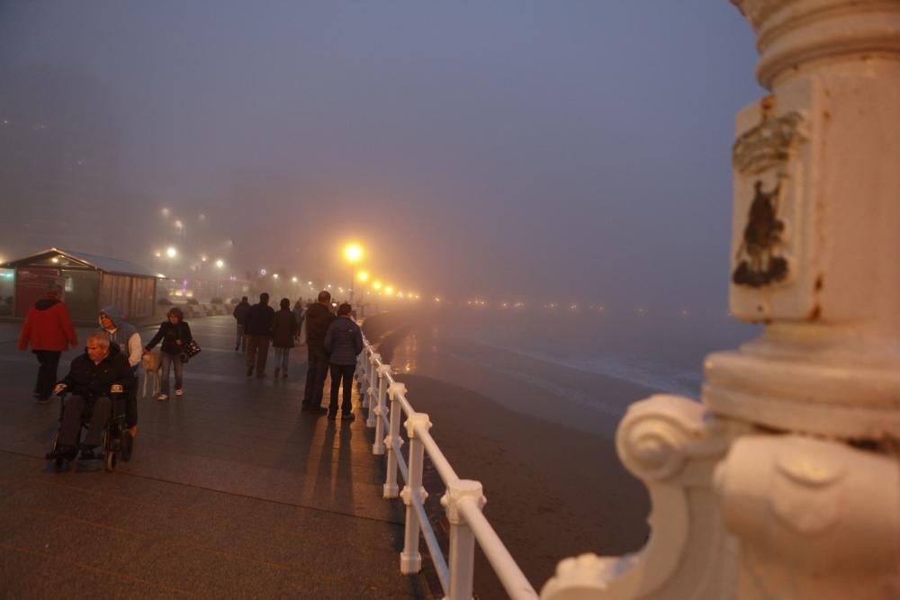 Visibilidad nula en el paseo del Muro en Gijón por la niebla