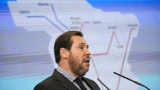 Óscar Puente examina las infraestructuras para la provincia en el Foro Alicante