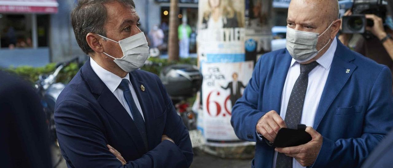 El alcalde de la capital chicharrera, José Manuel Bermúdez, (i) y el presidente del CD Tenerife, Miguel Concepción (d).