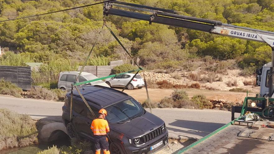 Un equipo de auxilio en carretera de Grúas Ibiza retira un todoterreno que llevaba casi un día entero atrapado sobre un canal de ses Salines.