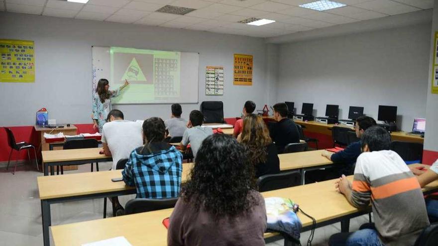 Clase teórica en una autoescuela.