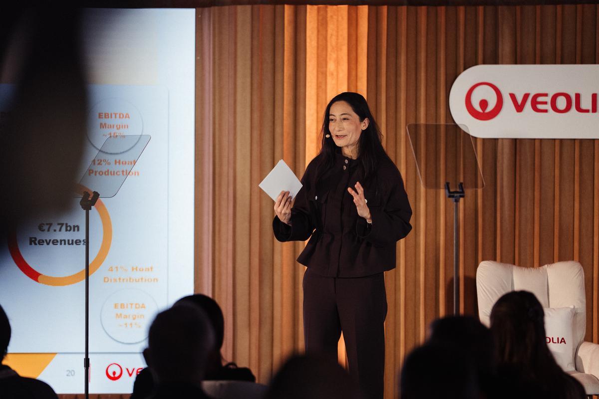 La responsable de Finanzas de Veolia, Emmanuelle Menning, explica los planes de la compañía en un acto en Poznan (Polonia).