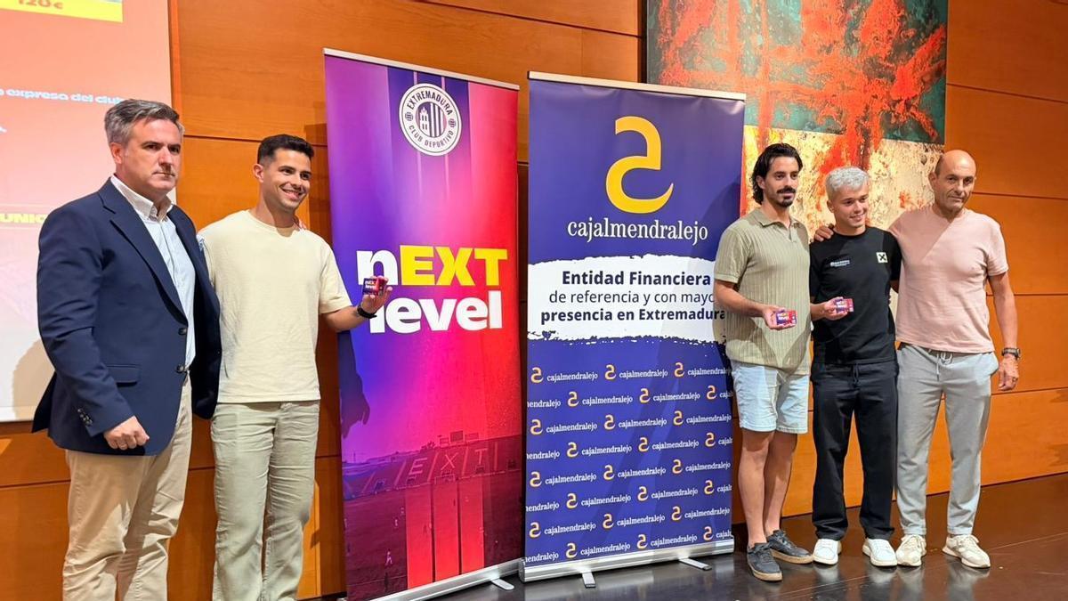Directivos y jugadores del Extremadura en la presentación de la campaña de abonos.
