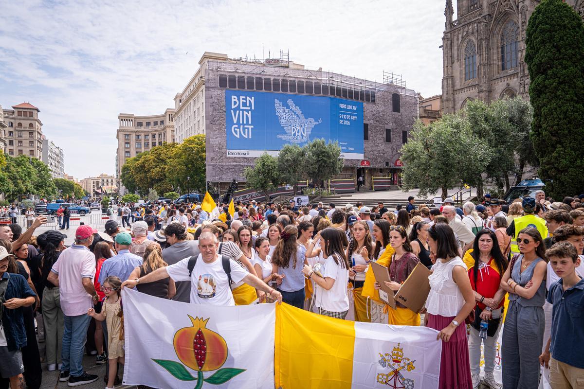 Fieles esperan en la catedral de Barcelona la llegada del papa León XIV