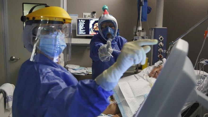 Atención a pacientes graves covid en la uci del hospital San Juan de Dios.