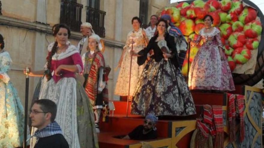 La carroza de la Capitanía de Llauradors con la manzana &quot;Roja&quot; en la Entrada de Beneixama.