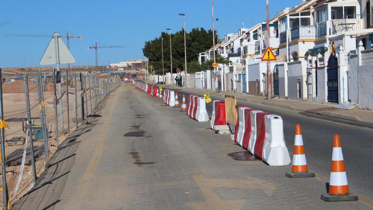 Las obras de la macrourbanización de La Hoya cierran hasta el verano uno de los carriles del atajo entre los principales accesos a Torrevieja