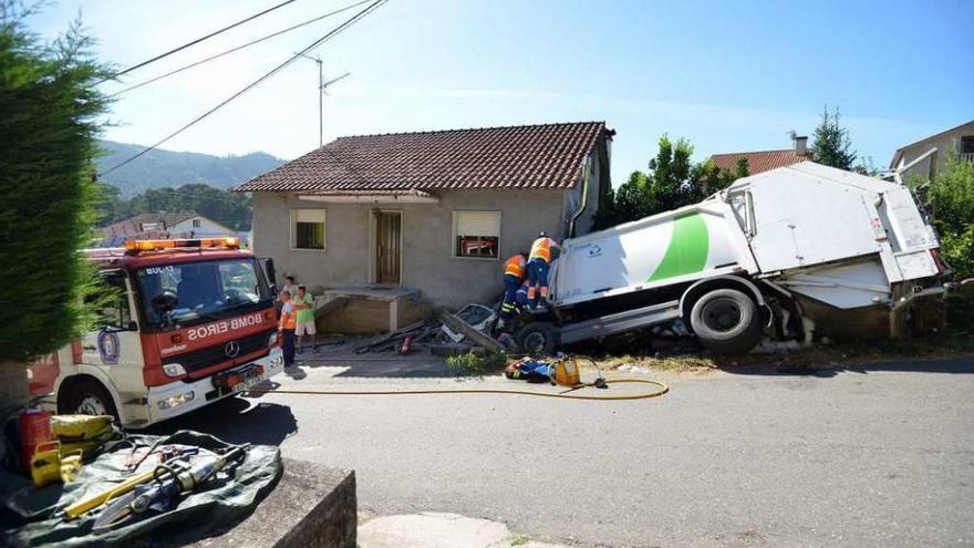 El camión colisionó contra un lateral de una vivienda en la parroquia de Bértola. // Gustavo Santos