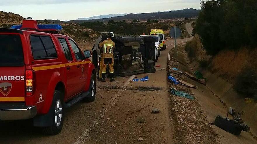 Dos mujeres heridas al volcar una furgoneta en la A-221 en Maella