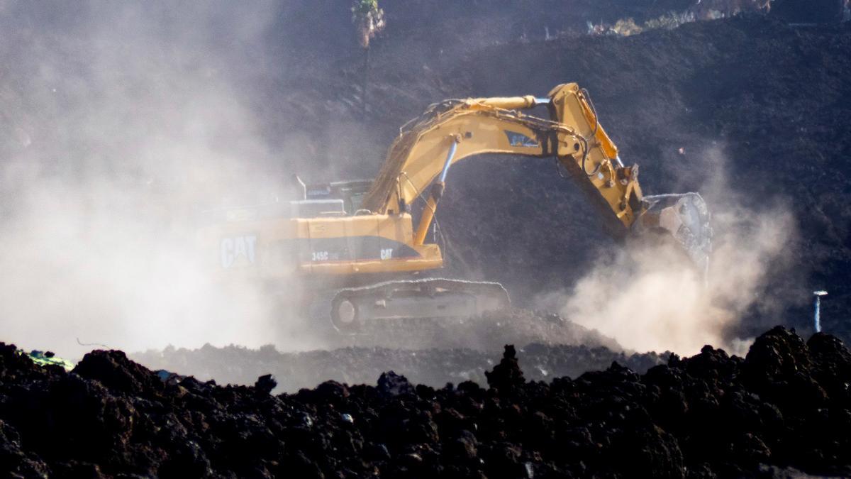 Una excavadora trabaja en la zona afectada por la lava del volcán de La Palma-